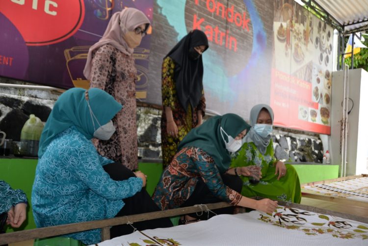 Kunjungi Dekranasda Bungo, Hesti Haris Apresiasi Inovasi Rumah Produksi Batik Bersama