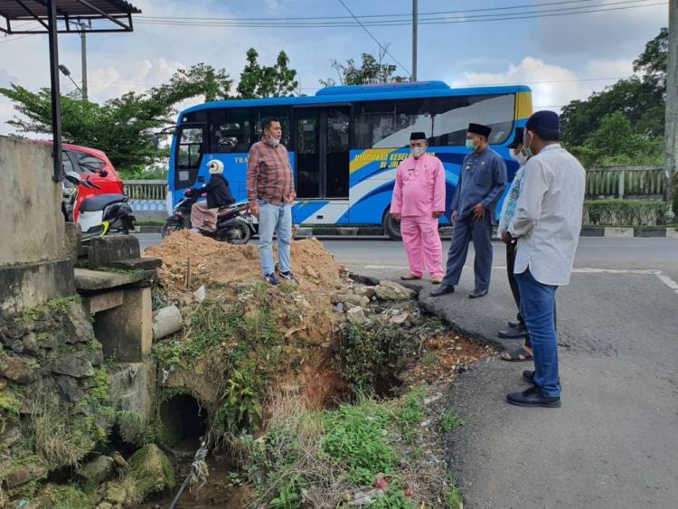 Anggota DPRD Kota Jambi Turun Cek Drainase Runtuh