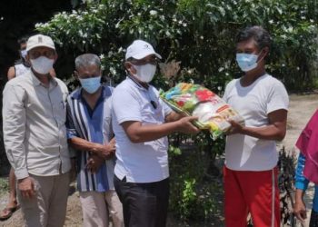 Bupati Tanjabbar Bagi-Bagi Sembako di Kecamatan Betara