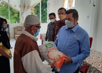 Kemas Faried Alfarelly Tinjau Distribusi Bantuan Sembako PPKM Darurat