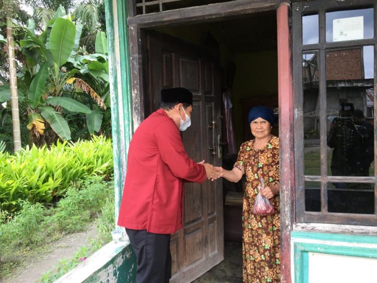 Ketua DPRD Tanjabbar Bagikan Daging Kurban ke Rumah Warga