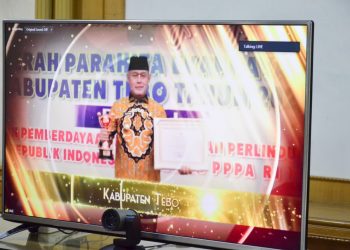 Tebo Terima Penghargaan Anugerah Parahita Ekapraya
