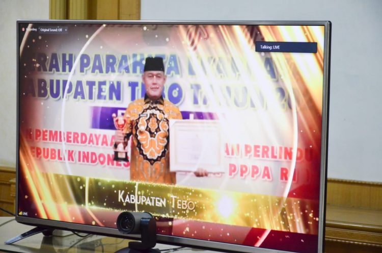 Tebo Terima Penghargaan Anugerah Parahita Ekapraya