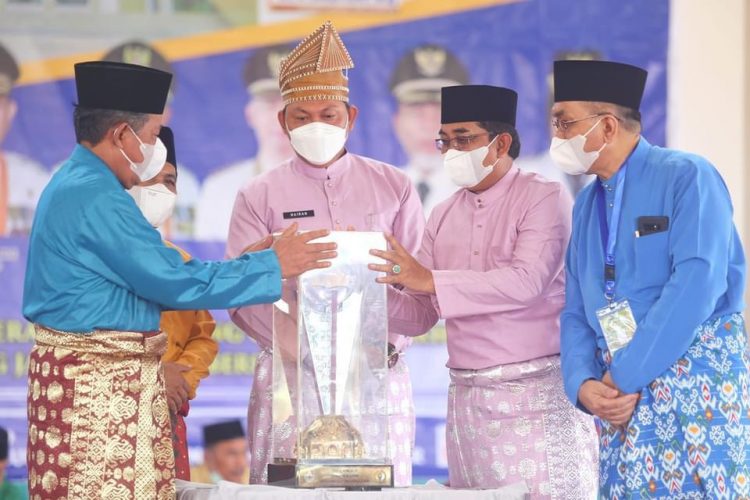 Tanjabbar Tuan Rumah MTQ ke 50 Berhasil Meraih Juara Umum
