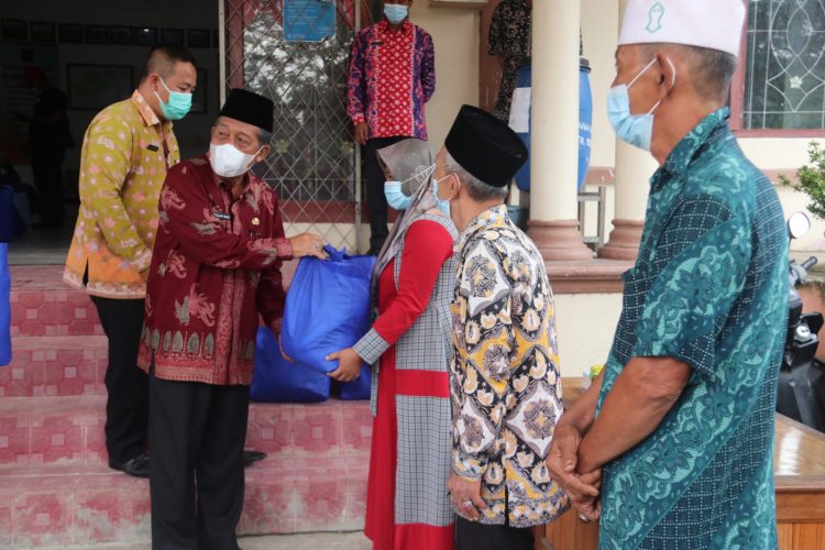 Awali Kunjungan Kerja di Tanjabbar, Wagub Jambi Berikan Bantuan