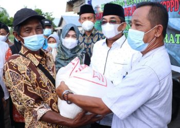 Bupati Tanjabbar Kunjungi Warga Korban Tanah Longsor