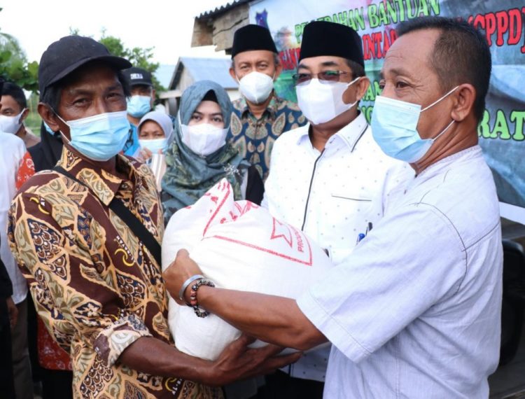 Bupati Tanjabbar Kunjungi Warga Korban Tanah Longsor