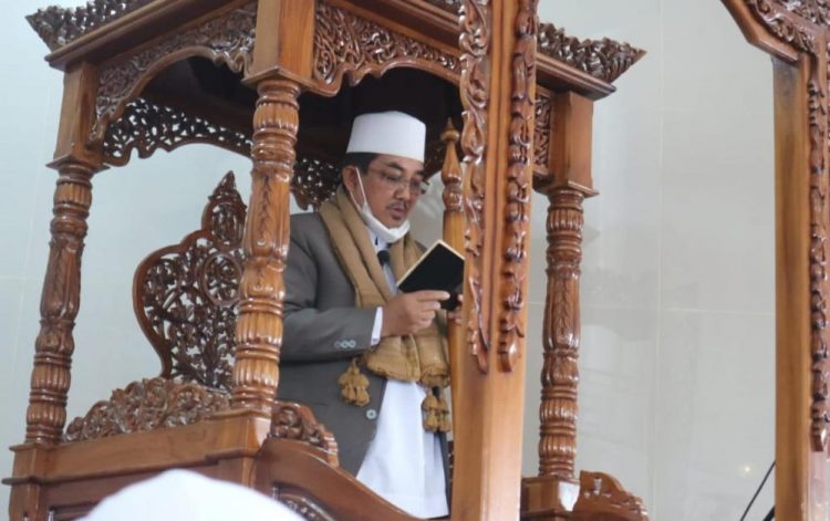 Bupati Tanjabbar Sampaikan Khotbah Idul Adha di Masjid Syech Usman Tungkal