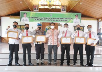 Apresiasi Keberhasilan Anggota Polres, Bupati MFA Memberi Piagam Penghargaan
