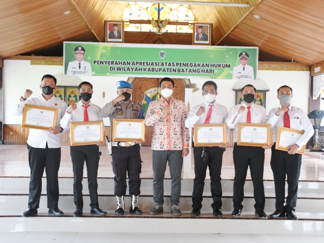 Apresiasi Keberhasilan Anggota Polres, Bupati MFA Memberi Piagam Penghargaan