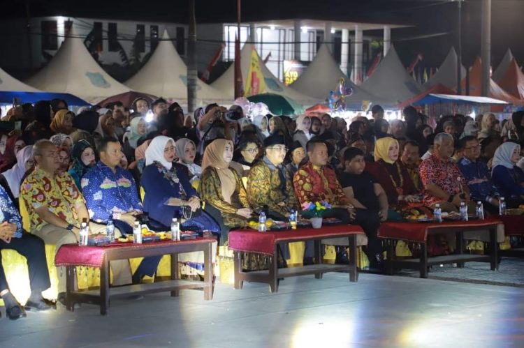 Bupati Hadiri Acara Tanjabbar Berbatik Dalam Rangkaian HUT Tanjabbar Ke-59 dan HUT-RI Ke-79