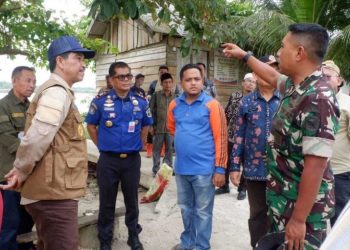 Pj Bupati Muaro Jambi Tinjau Posko Penanganan Karhutla di Kumpeh dan Berikan Bantuan Sembako serta Masker