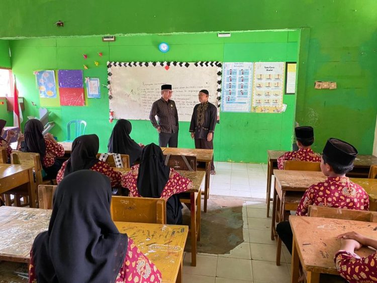 Aidi Hatta Ketua DPRD Tinjau Proses Belajar Mengajar di Yayasan Madrasah Al Hidayah