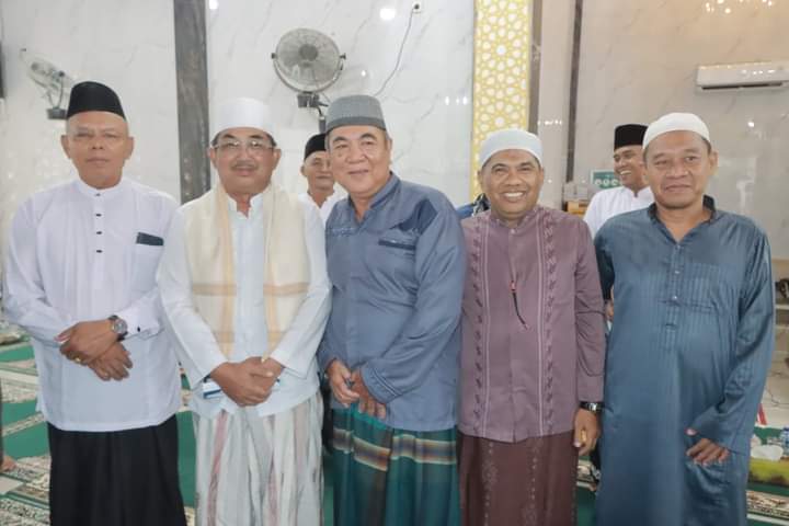 Bupati Anwar Sadat Berikan Bantuan Kursi Roda pada Safari Subuh di Masjid Ash-Shahabah