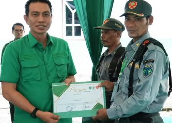 Mhd. Fadhil Arief Kukuhkan 40 Anggota Satlinmas Se-Kecamatan Maro Sebo Ilir