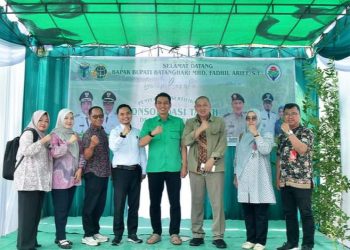 Muhammad Fadhil Arief Serahkan Sertifikat Konsolidasi Tanah di Desa Sungai Baung