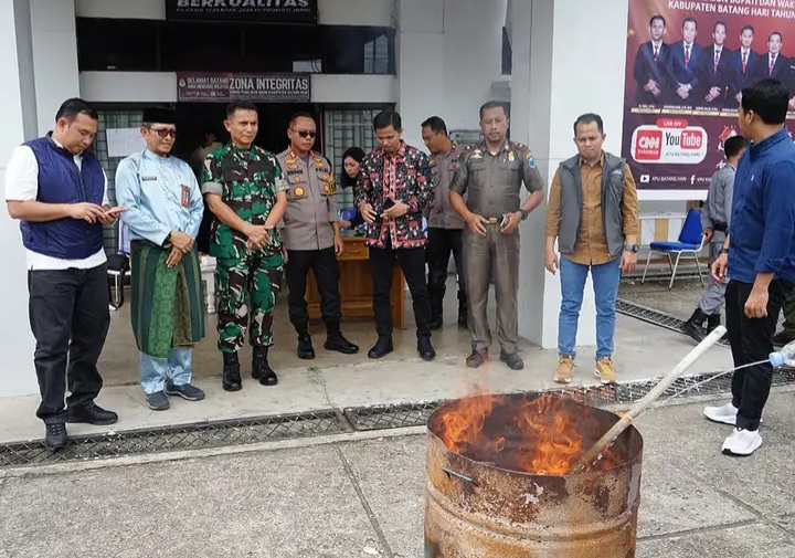 Asisten I Setda Pemkab Batanghari Hadiri Pemusnahan Surat Suara