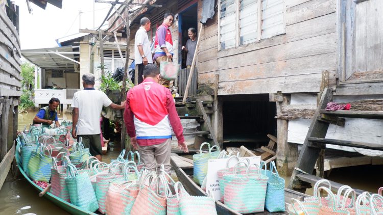 Pertamina Peduli Salurkan 140 Paket Sembako untuk Warga Terdampak Banjir di Jambi