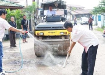 Ketua DPRD Kota Jambi Tinjau Perbaikan Jalan Swadaya di Lorong Gotong Royong