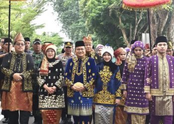Maulana dan Diza Hazra Resmi Dikukuhkan sebagai Pemangku Adat LAM Kota Jambi, Sri Purwaningsih Dianugerahi Gelar Anggota Kehormatan