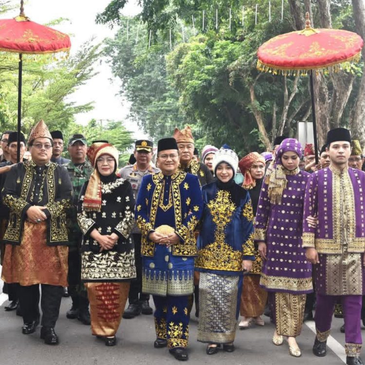 Maulana dan Diza Hazra Resmi Dikukuhkan sebagai Pemangku Adat LAM Kota Jambi, Sri Purwaningsih Dianugerahi Gelar Anggota Kehormatan