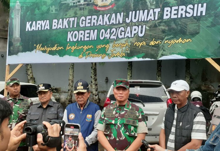 Wali Kota Jambi Apresiasi Kegiatan Gerakan Jumat Bersih Bersama TNI di Pasar Talang Banjar
