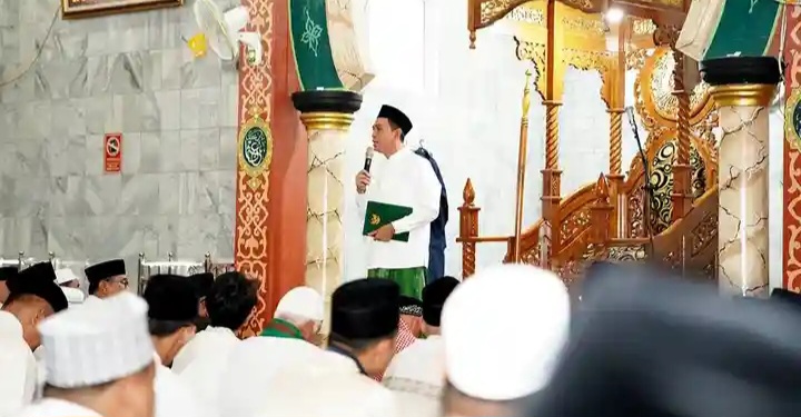 Bupati Batanghari Bersama Keluarga Laksanakan Sholat Idul Fitri 1446 H di Masjid Fastabiqul Khairot