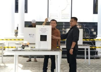 Al Haris Gunakan Hak Suara di Pilkate Serentak Kota Jambi 2025, TPS Berada di Pekarangan Rumah Pribadi