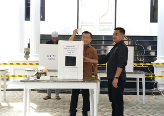 Al Haris Gunakan Hak Suara di Pilkate Serentak Kota Jambi 2025, TPS Berada di Pekarangan Rumah Pribadi