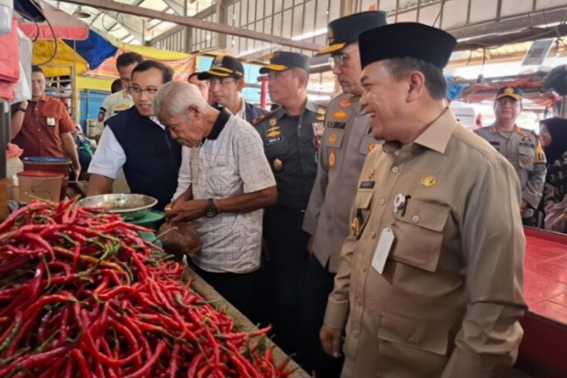 Jelang Lebaran, Gubernur Jambi Bersama Kapolda dan Danrem Tinjau Harga dan Stok Pangan di Pasar Angso Duo