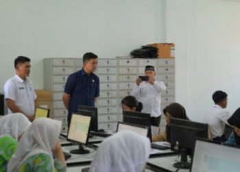 Ketua DPRD Provinsi Jambi Pantau Langsung Tes CAT PPDB SMA Titian Teras, Pastikan Transparansi dan Penanganan Cepat Gangguan Teknis