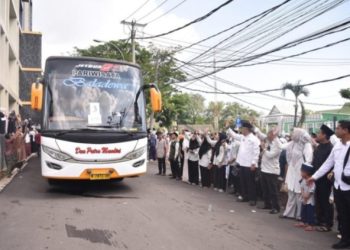 Sekda Ridwan Resmi Lepas Keberangkatan CJH Kloter 13 Kota Jambi