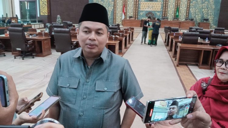 Ketua DPRD Kota Jambi Soroti Antrian Kendaraan di Bahu Jalan Dekat SPBU, Minta Pemkot Bertindak Cepat