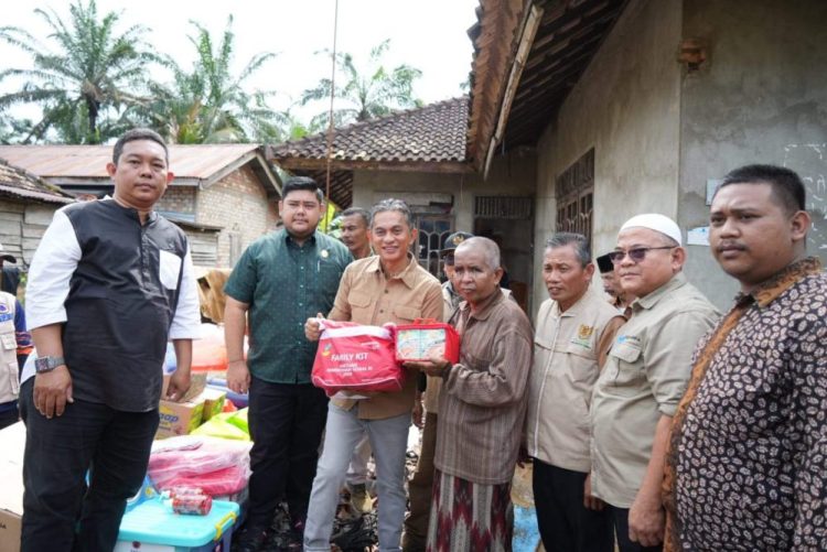 Wakil Bupati Muaro Jambi Beri Bantuan ke Korban Kebakaran Rumah di Desa Tanjung Kantung
