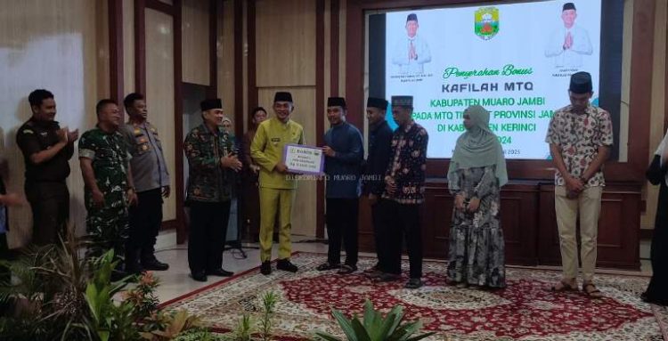 Peringkat Dua MTQ Provinsi, Wabup Serahkan Bonus untuk Qori-Qoriah Terbaik