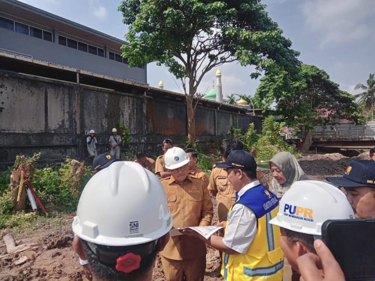 Wali Kota Jambi Tinjau Normalisasi Drainase