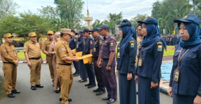 Al Haris Serahkan SK ke 625 PTT PUPR Jambi