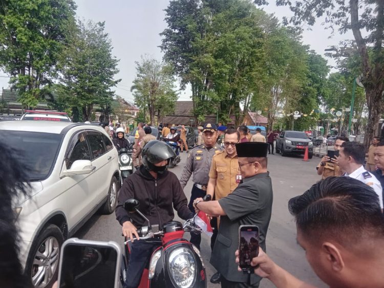 Pemkot Jambi Bagikan 10.250 Bendera Merah Putih, Semarakkan Gerakan 10 Juta Bendera