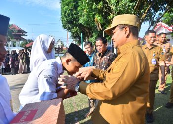 Wali Kota Jambi Serahkan Bantuan Sepatu untuk Siswa Sekolah Rakyat
