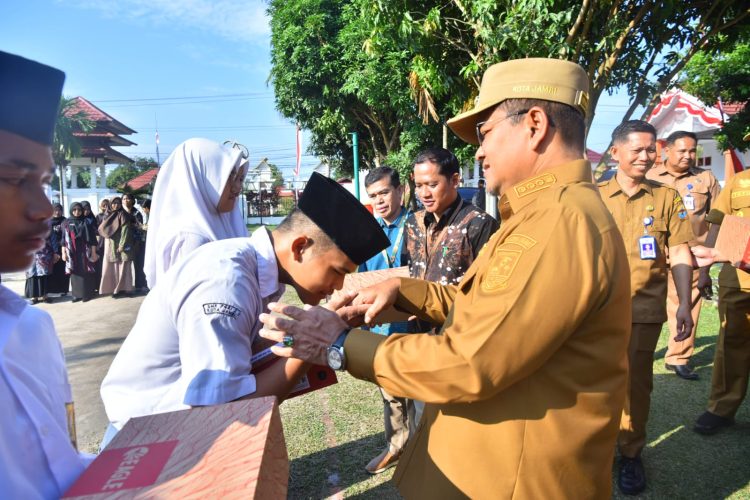 Wali Kota Jambi Serahkan Bantuan Sepatu untuk Siswa Sekolah Rakyat