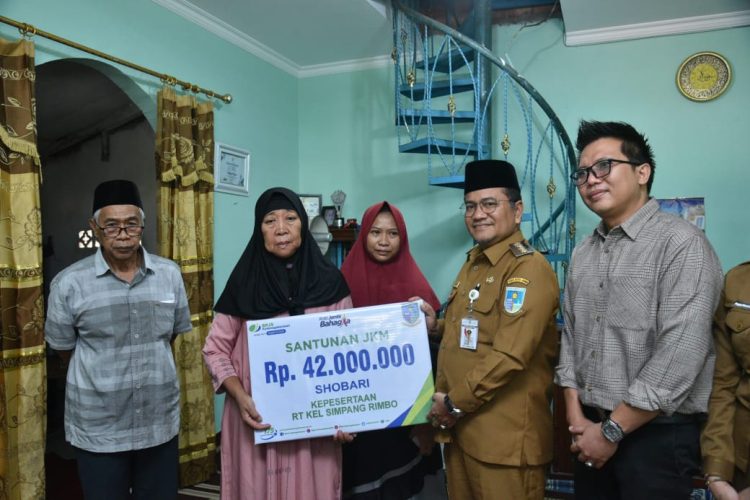 Pastikan Program Perlindungan Sosial Berjalan, Wali Kota Maulana Turun Langsung Serahkan Santunan Kematian