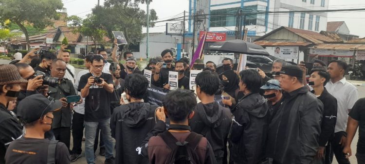Jurnalis Jambi Bungkam Mulut dengan Lakban, Protes Dugaan Intimidasi Polisi
