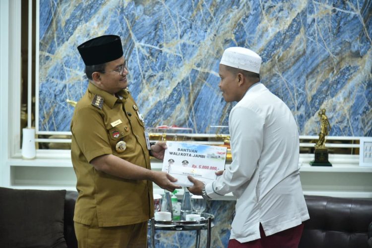 Wali Kota Jambi Serahkan Bantuan Operasional untuk Tempat Ibadah, Perkuat Pondasi Spiritual Masyarakat