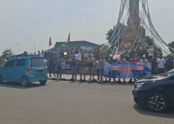 Ratusan Truk Terparkir di Area Tugu Keris Siginjai, Aksi Damai Desak Revisi Perwal Nomor 19 Tahun 2025