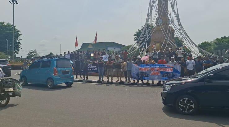 Ratusan Truk Terparkir di Area Tugu Keris Siginjai, Aksi Damai Desak Revisi Perwal Nomor 19 Tahun 2025