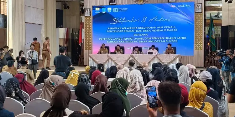Gubernur Al Haris Dengarkan Aspirasi Warga Aur Kenali Terkait Aktivitas PT SAS