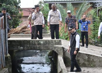 Sering Banjir, Wawako Diza Tinjau Drainase di Wilayah Kelurahan Talang Banjar
