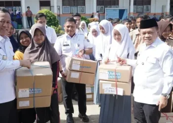 Gubernur Al Haris Serahkan Bantuan Dumisake untuk Pendidikan di Muaro Jambi