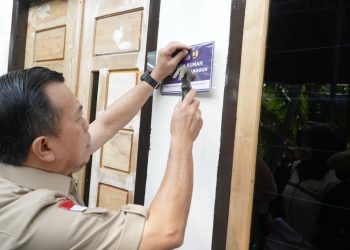 Bedah Rumah Pro Jambi Tanguh 2025 Rampung, Gubernur Jambi Al Haris Pasang Peneng Tanda Peresmian