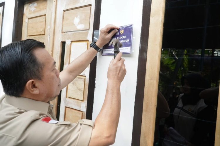 Bedah Rumah Pro Jambi Tanguh 2025 Rampung, Gubernur Jambi Al Haris Pasang Peneng Tanda Peresmian